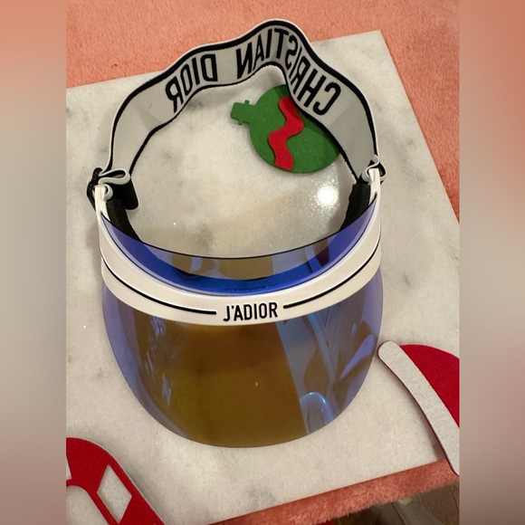 The blue mirror visor protects against UVA and UVB rays. - Picture 5 of 8